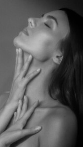 [2025.12.11] victoriajustice_DSIkJr0kuXZ.jpg