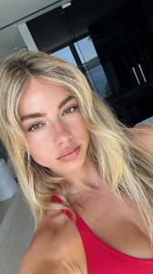 [2025.12.13] ellaayalon_3787081612921101412.jpg