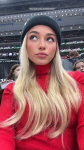 [2025.12.21] livvydunne_3792886072209166902.jpg