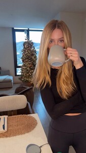 [2025.12.24] katelove_DSp7wBCD4rJ.jpg