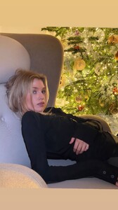 [2025.12.24] stellamaxwell_3794744107038430936.jpg