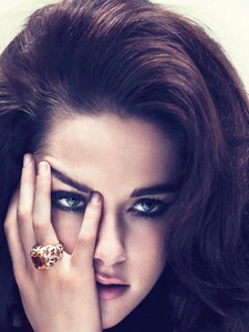 58518f7fc7188f9b26c88822_cess-kristen-stewart-cover-story-03-l.jpg