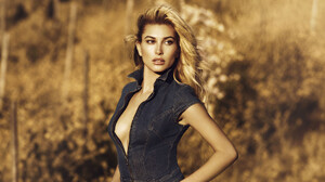 Hailey Baldwin - Guess Timeless 2017 (Wide).jpg