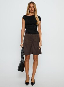 SG - PrPolly - Lorina Tailored Longline Shorts Brown Pinstr-12 - 6-Model-Shelby-Us2.jpg