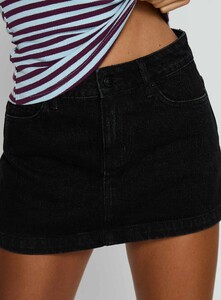 SG - PrPolly - Nicolina Low Rise Denim Mini Skirt Washed Bl-8 - 5-Model-Shelby-Us2.jpg