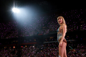 Taylor Swift - Us Weekly [2025.12.12] 3.jpg