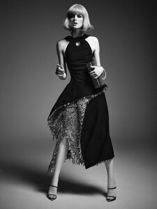 Vogue Greece 12-2025_15.jpg