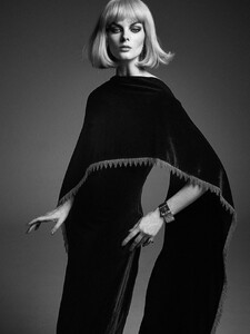 Vogue Greece 12-2025_22.jpg