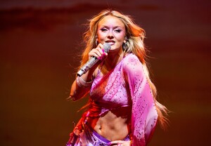 Zara_Larsson_Performs_onstage_during_a_concert_at_Avicii_Arena_in_Stockholm_11-28-20250026.jpg
