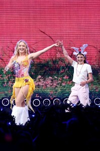 Zara_Larsson_at_iHeartRadio_KISS108_s_Jingle_Ball_2025_at_TD_Garden_in_Boston_12-14-20250011.jpg
