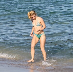 Zara_Larsson_in_bikini_at_the_beach_in_Miami_Beach_12-21-20250012.jpg