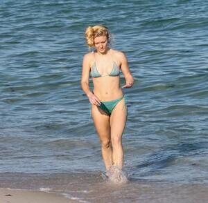 Zara_Larsson_in_bikini_at_the_beach_in_Miami_Beach_12-21-20250015.jpg