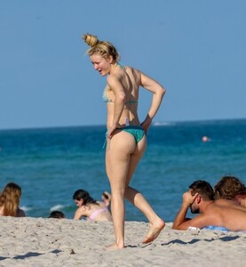 Zara_Larsson_in_bikini_at_the_beach_in_Miami_Beach_12-21-20250043.jpg