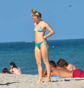Zara_Larsson_in_bikini_at_the_beach_in_Miami_Beach_12-21-20250046.jpg