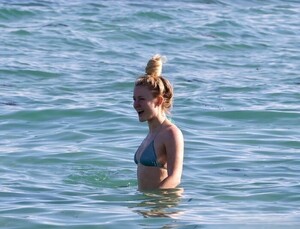Zara_Larsson_in_bikini_at_the_beach_in_Miami_Beach_12-21-20250058.jpg