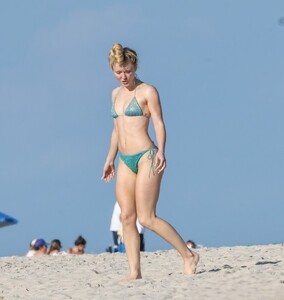 Zara_Larsson_in_bikini_at_the_beach_in_Miami_Beach_12-21-20250062.jpg