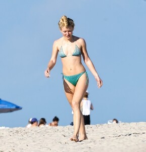 Zara_Larsson_in_bikini_at_the_beach_in_Miami_Beach_12-21-20250063.jpg