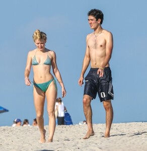 Zara_Larsson_in_bikini_at_the_beach_in_Miami_Beach_12-21-20250069.jpg