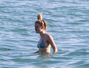 Zara_Larsson_in_bikini_at_the_beach_in_Miami_Beach_12-21-20250075.jpg