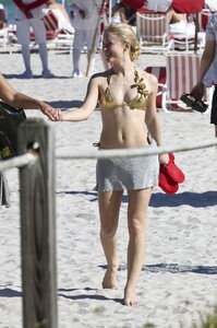 Zara_Larsson_in_bikini_at_the_beach_in_Miami_Beach_12-21-20250086.jpg