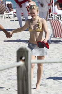Zara_Larsson_in_bikini_at_the_beach_in_Miami_Beach_12-21-20250094.jpg
