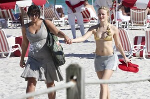 Zara_Larsson_in_bikini_at_the_beach_in_Miami_Beach_12-21-20250096.jpg