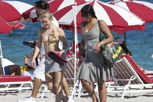 Zara_Larsson_in_bikini_at_the_beach_in_Miami_Beach_12-21-20250105.jpg