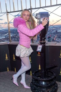 Zara_Larsson_visits_Empire_State_Building_for_ceremonial_lighting_in_New_York_12-11-20250019.jpg