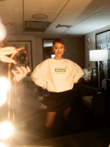 arianagrande-20251217_200156-3168057444.jpg