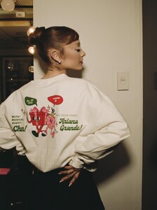 arianagrande-20251217_200156-3168057447.jpg