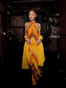 arianagrande-20251219_001944-2834422588.jpg