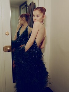 arianagrande-20251223_191416-1975035007.jpg