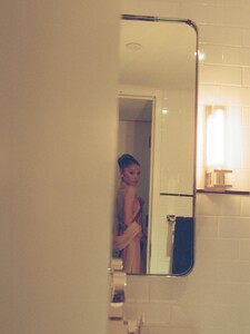 arianagrande-20251223_191416-1975035011.jpg