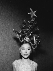 arianagrande-20251223_191416-2141920787.jpg