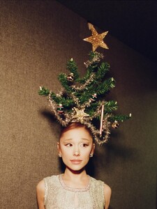 arianagrande-20251223_191416-2141920788.jpg