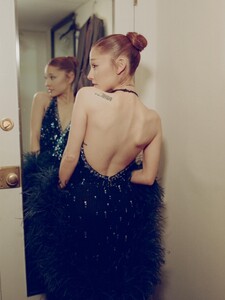 arianagrande-20251223_191416-2141920789.jpg