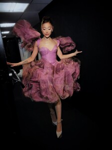 arianagrande-20251223_191416-2141920793.jpg
