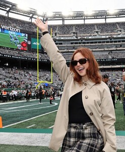 bailee-madison-at-cleveland-browns-vs-new-york-jets-game-11-09-2025-1.jpg