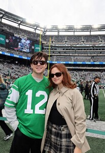 bailee-madison-at-cleveland-browns-vs-new-york-jets-game-11-09-2025-5.jpg