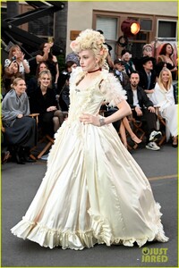 julia-garner-vogue-world-01.jpg