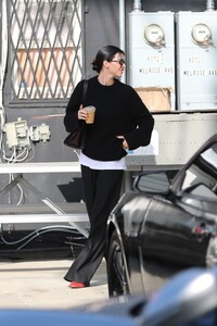 kendall-jenner-at-architecture-bookstore-cafe-in-hollywood-12-17-2025-0.jpg