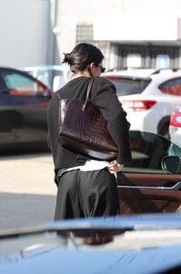 kendall-jenner-at-architecture-bookstore-cafe-in-hollywood-12-17-2025-1.jpg