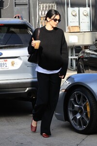 kendall-jenner-at-architecture-bookstore-cafe-in-hollywood-12-17-2025-7.jpg