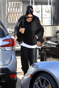 kendall-jenner-at-architecture-bookstore-cafe-in-hollywood-12-17-2025-8.jpg
