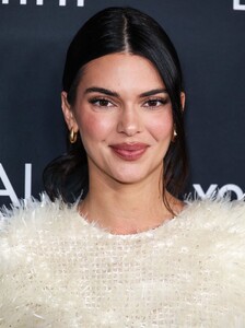 kendall-jenner-in-bottega-veneta-at-l-oreal-women-of-worth-december-2025-5.jpg