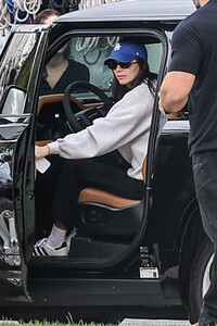 kendall-jenner-in-casual-streetwear-look-in-pasadena-november-202-5.jpg