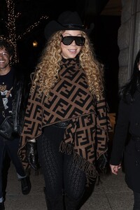mariah-carey-at-gucci-in-aspen-on-december-18-2025-2.jpg