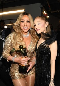mariah-carey-unveils-golden-look-at-vmas-6.jpg