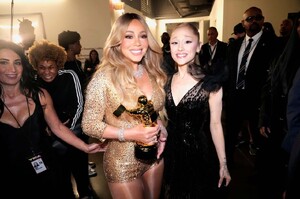 mariah-carey-unveils-golden-look-at-vmas-7.jpg