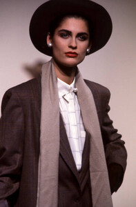 vduve-Mode Prêt-à-Porter Automne-Hiver 1984-1985.jpg